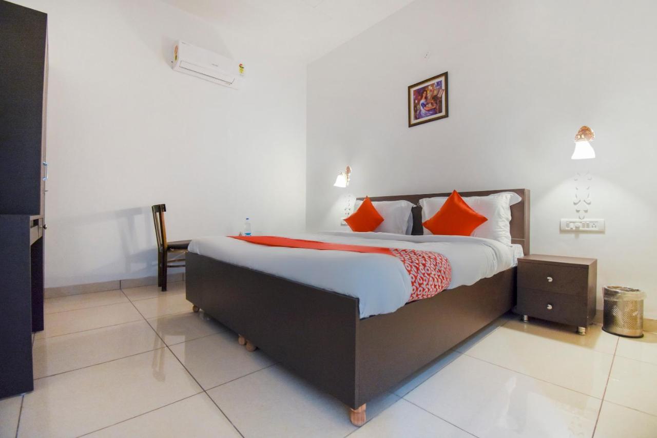 Oyo 75460 Sky High Residency Hotel Ludhiana Bagian luar foto