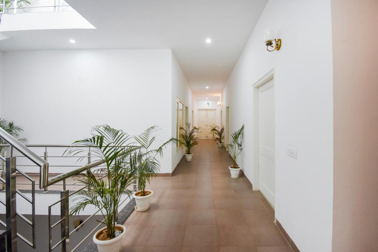 Oyo 75460 Sky High Residency Hotel Ludhiana Bagian luar foto