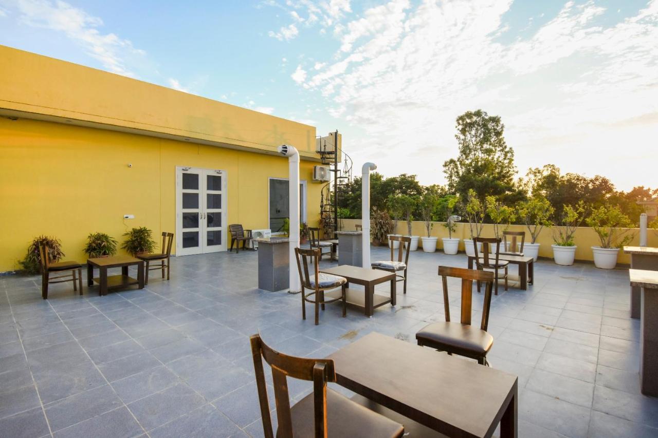 Oyo 75460 Sky High Residency Hotel Ludhiana Bagian luar foto