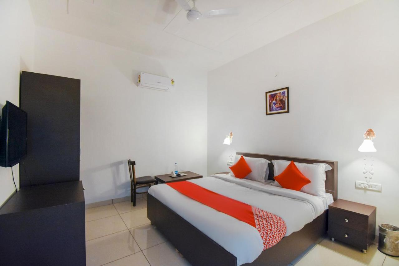 Oyo 75460 Sky High Residency Hotel Ludhiana Bagian luar foto
