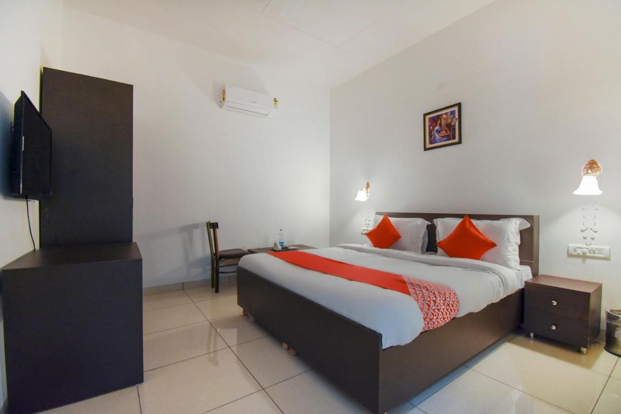 Oyo 75460 Sky High Residency Hotel Ludhiana Bagian luar foto