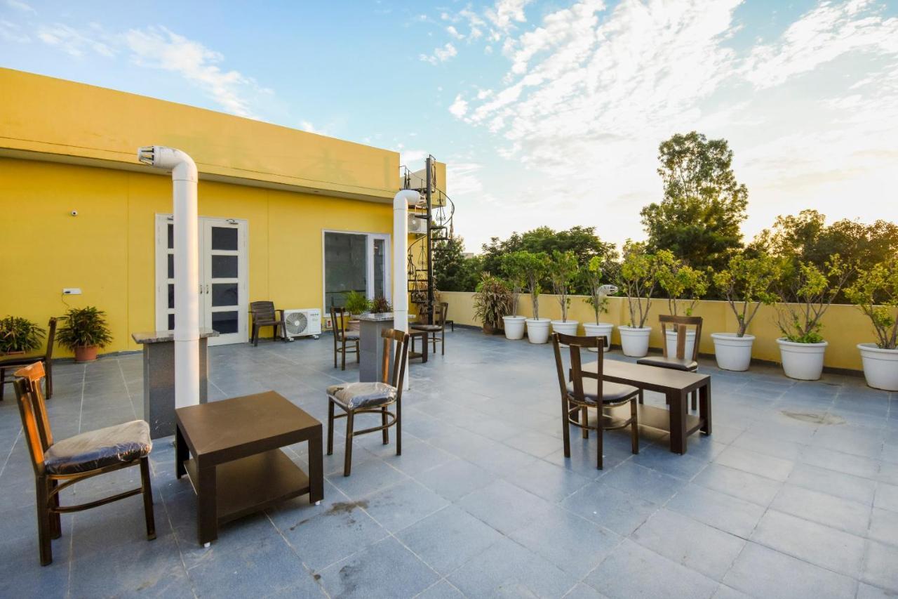 Oyo 75460 Sky High Residency Hotel Ludhiana Bagian luar foto