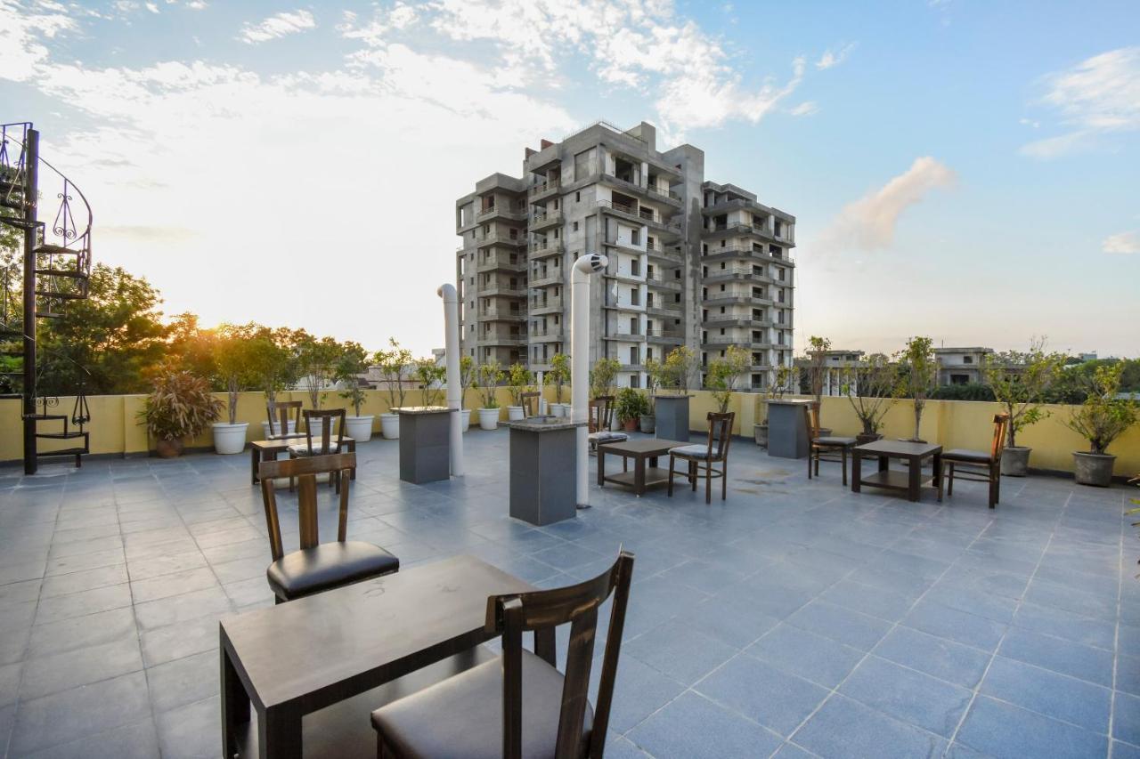 Oyo 75460 Sky High Residency Hotel Ludhiana Bagian luar foto