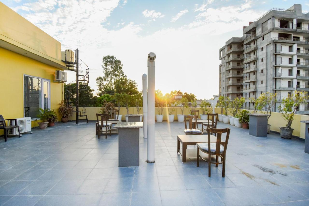 Oyo 75460 Sky High Residency Hotel Ludhiana Bagian luar foto