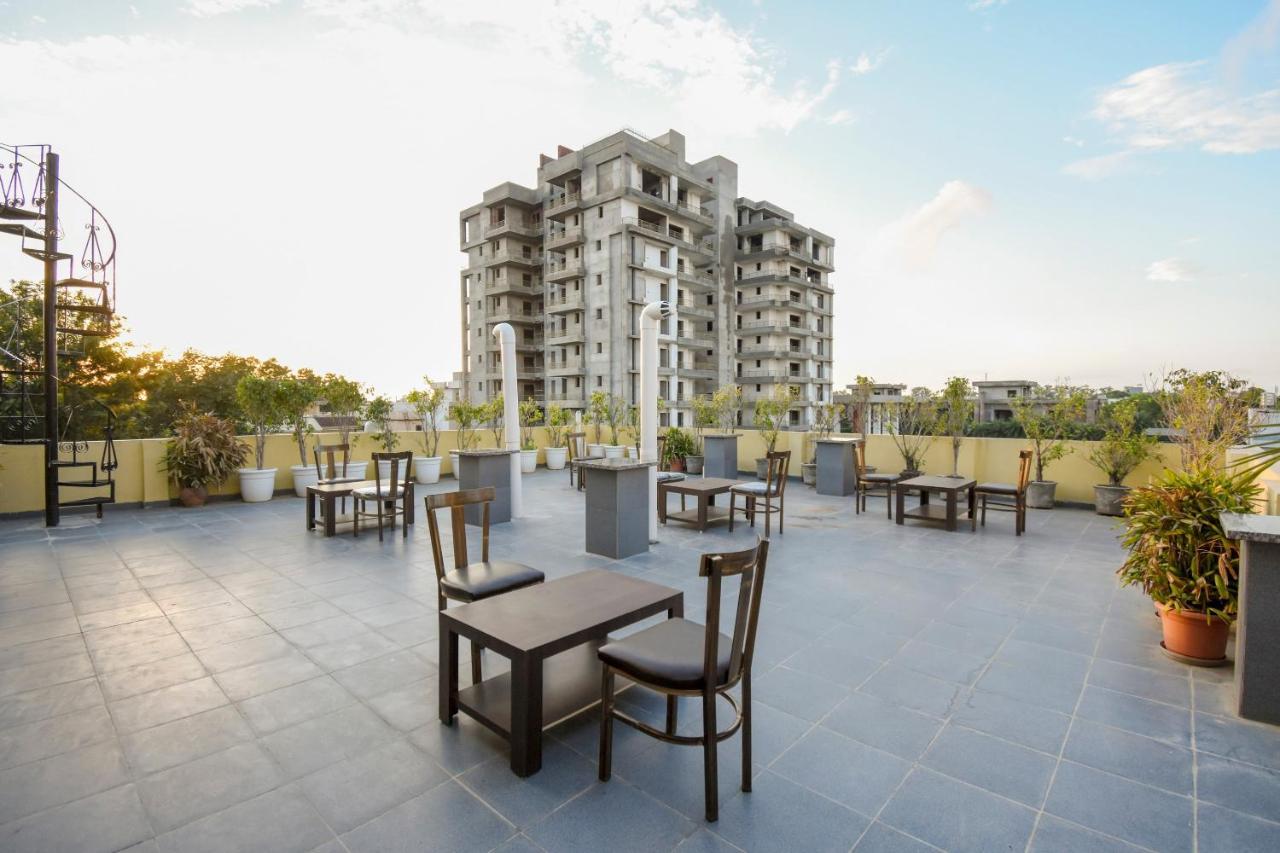 Oyo 75460 Sky High Residency Hotel Ludhiana Bagian luar foto
